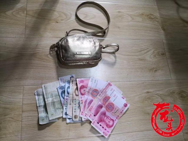 黑龍江一女子安檢時順手拿別人的包，十幾分鐘就被抓