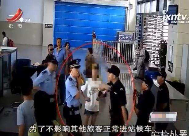 少女強(qiáng)行沖安檢被阻，稱舍不得朋友離開(kāi)：我和他就好到和親人一樣