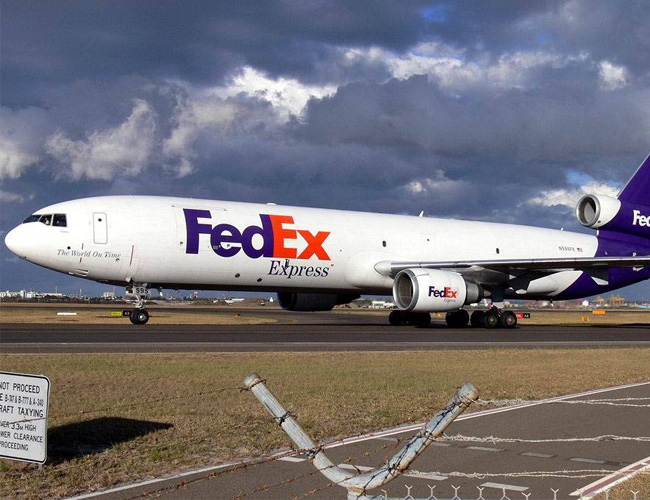 美國(guó)機(jī)場(chǎng)的安檢太嚴(yán)格了,許多人無(wú)法忍受